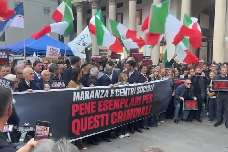 Presidio di solidarietà del centrodestra dopo le violenze a Milano