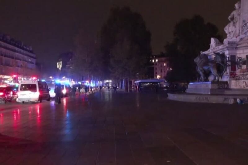 Parigi, Place de la République deserta dopo annuncio coprifuoco parziale