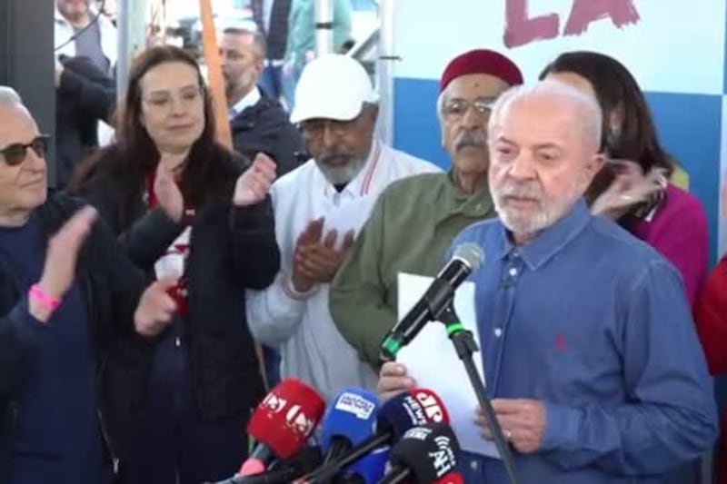 Lula: "I Bolsonaro corrotti, non io, controllatemi pure il cellulare"