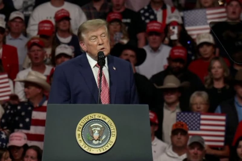 Trump: "Francia ridotta in cenere da migranti, jihadisti e comunisti"