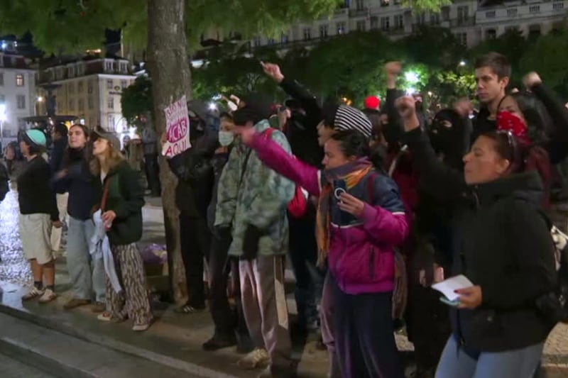 Lisbona, quinta notte di protesta per caro vita e politiche casa