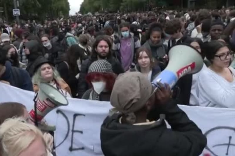 Studenti universitari manifestano a Parigi dopo la revoca del divieto