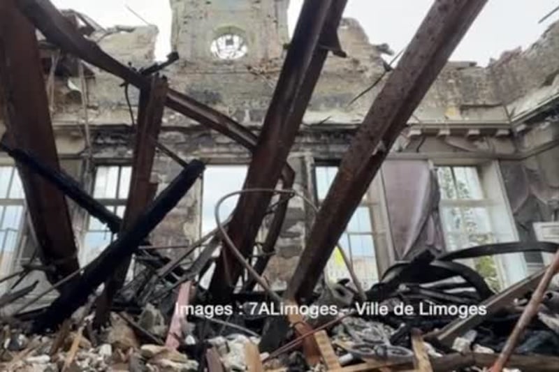 Gli interni del Municipio di Limoges, incendiato nelle proteste