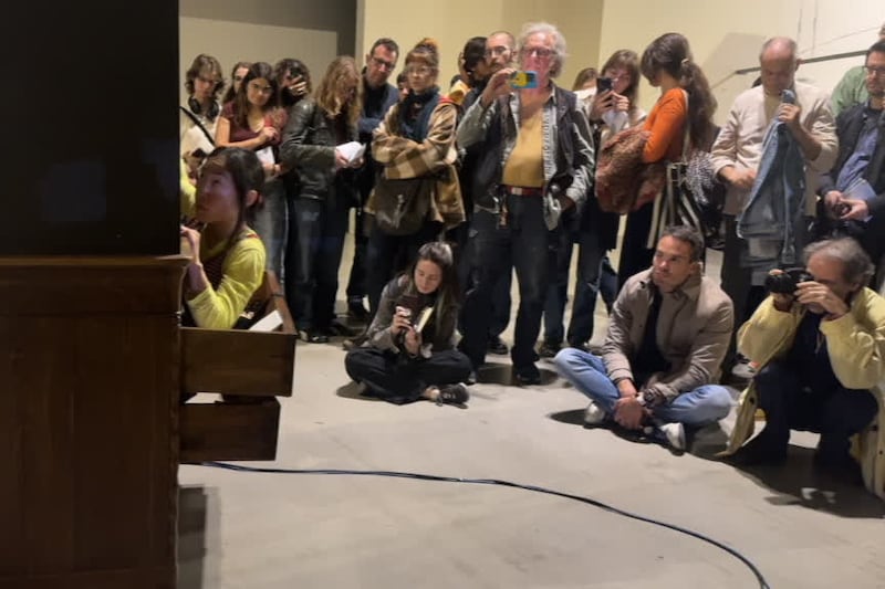 Il corpo e le opere, Aki Sasamoto performa in Pirelli HangarBicocca