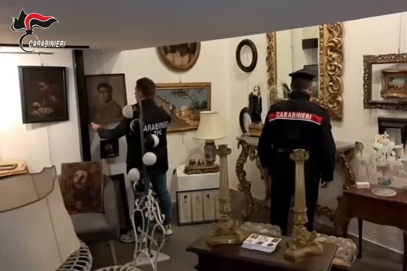 Traffico di dipinti dell'800 napoletano falsi, 10 indagati