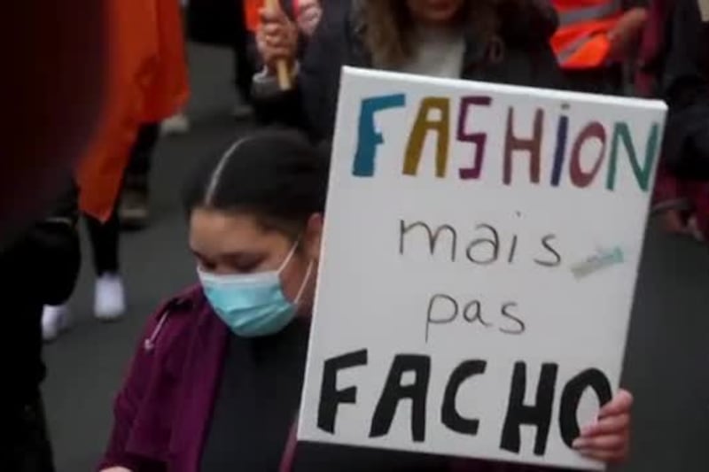 Francia, in migliaia manifestano a Orléans contro congresso RN