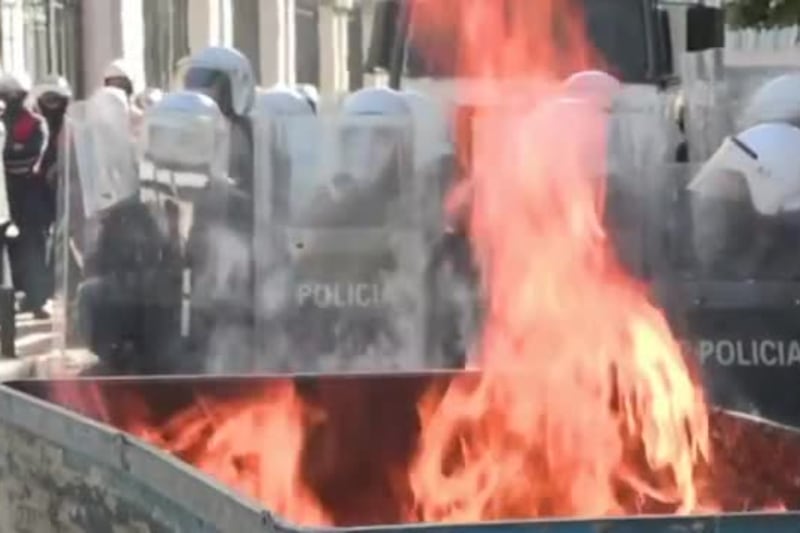 Proteste Albania, pietre contro la polizia e cassonetti incendiati