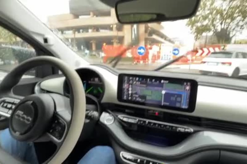 La Fiat 500 che guida da sola nel traffico e segue il navigatore