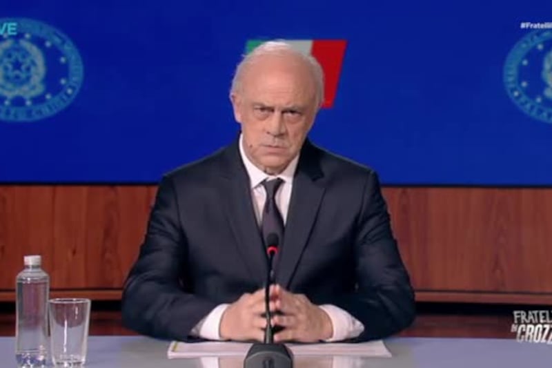 Crozza-Piantedosi: "Mie dimissioni? Inedito come i pericolosi 13enni"