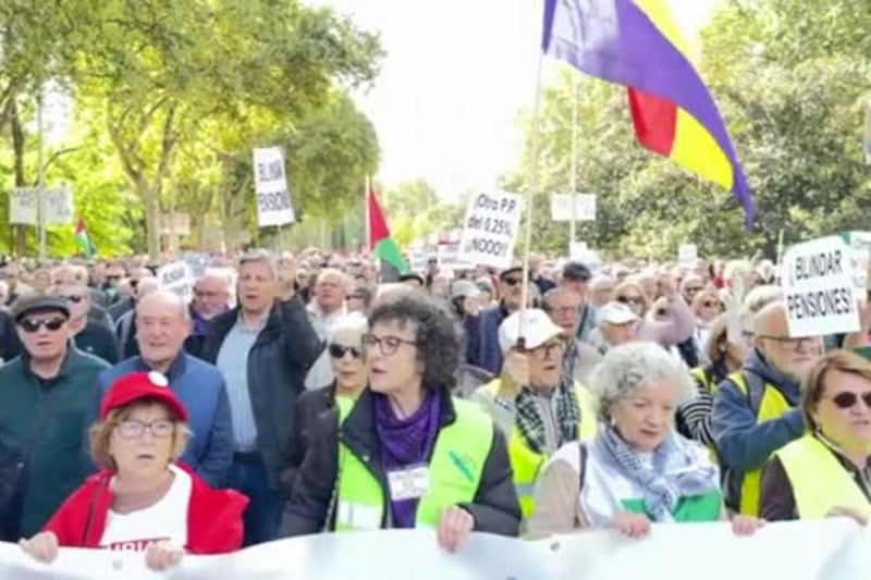 In migliaia manifestano a Madrid per chiedere aumento delle pensioni