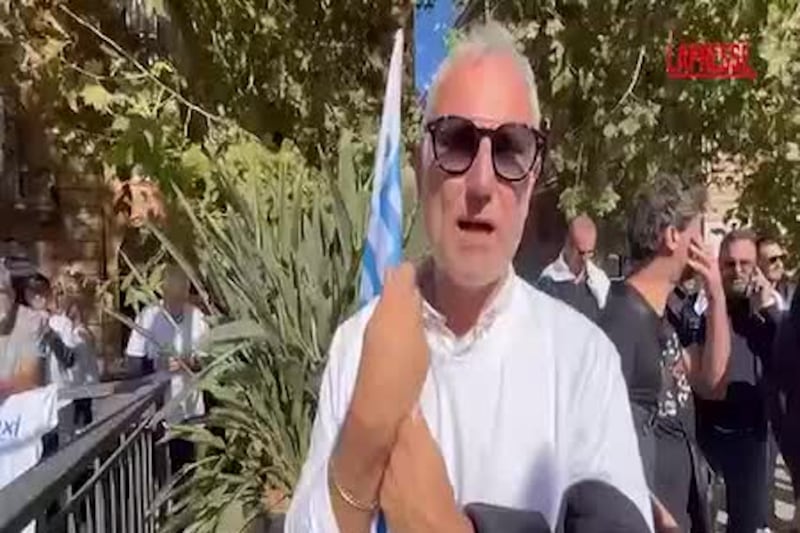 Caro carburanti, a Roma la protesta dei tassisti. “Chiediamo una benzina professionale”