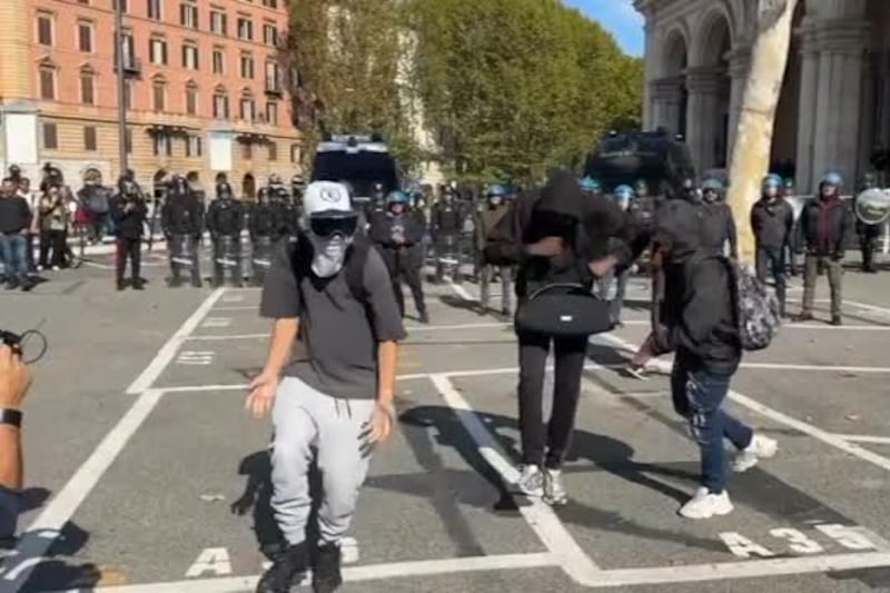 Sciopero, a Roma come in Francia al corteo il ballo virale "Toc toc"