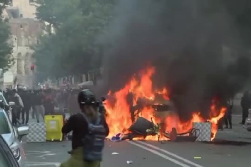 Sciopero, momenti di tensione a Roma al Colosseo, cassonetti bruciati