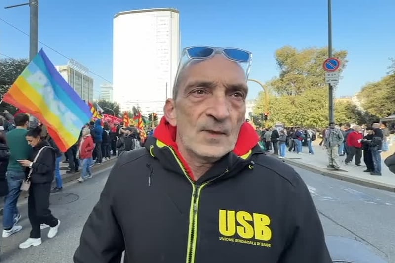 Protesta a Milano: "Stop guerre e riarmo, non si arriva a fine mese"