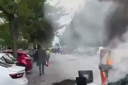 Violenti in azione al Colosseo, bottiglie contro la polizia e cassonetti in fiamme