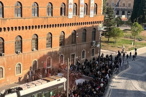 Sciopero e cortei, gli antagonisti a Roma bloccano un tram