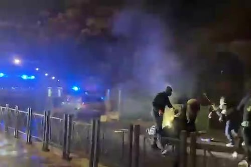 Roma, guerriglia urbana a Testaccio. Bottiglie e pietre contro la Polizia