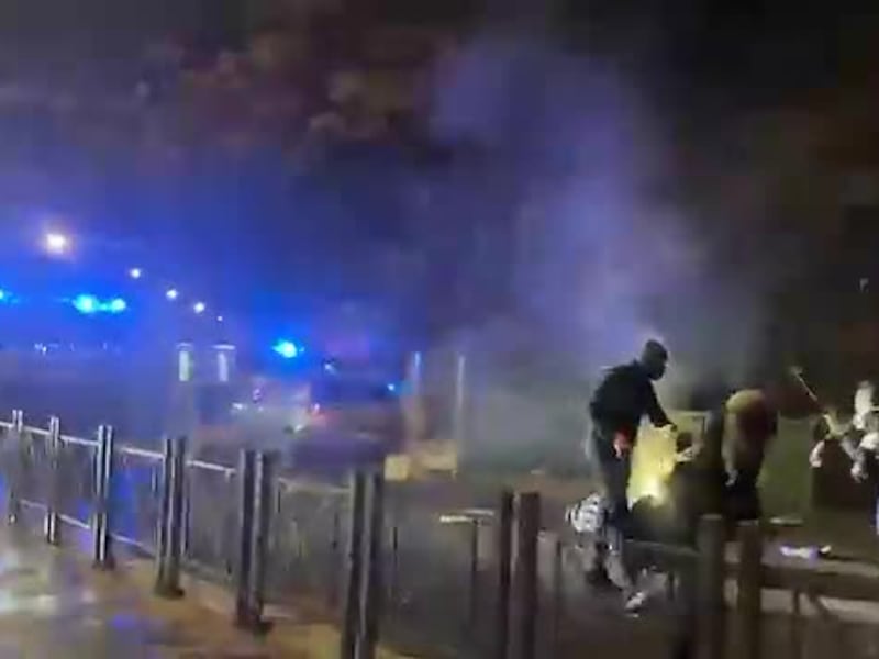 Roma, guerriglia urbana a Testaccio. Bottiglie e pietre contro la Polizia