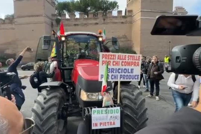 Sciopero, alla manifestazione a Roma sfilano anche i trattori