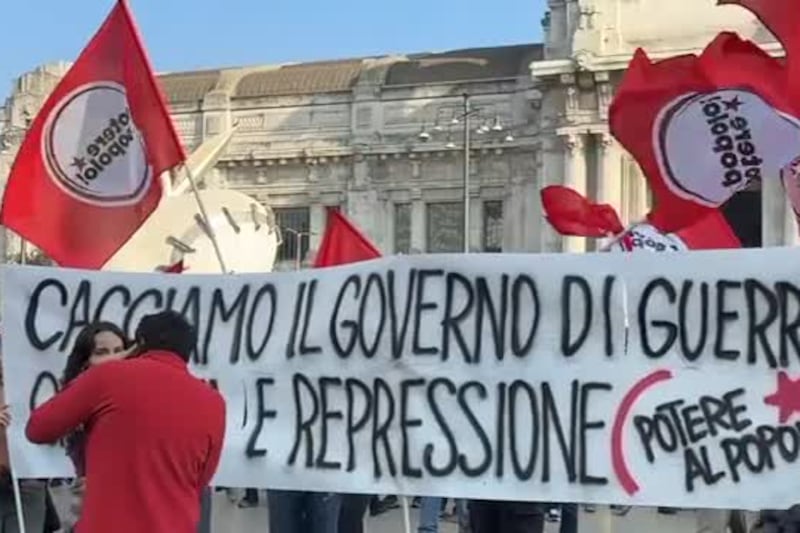 Manifestazione a Milano: "Cacciamo il governo di guerra e carovita"