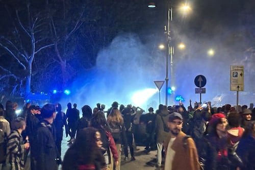 Roma, guerriglia urbana a Testaccio. Bottiglie e pietre contro la Polizia